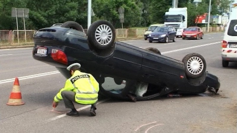 Opitý vodič v centre Banskej Bystrice, prevrátené auto